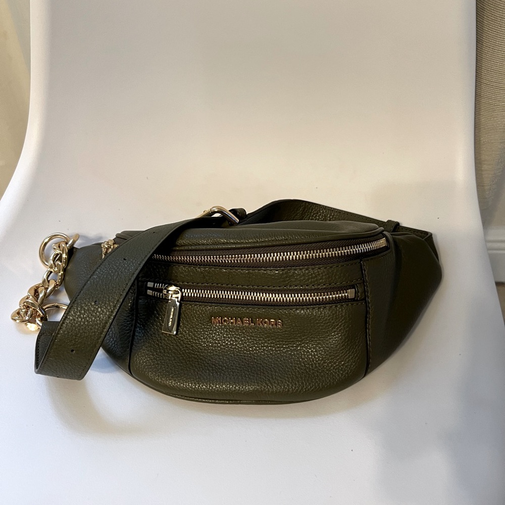 Michael kors funny pack. Excellent condition. Color olive green.